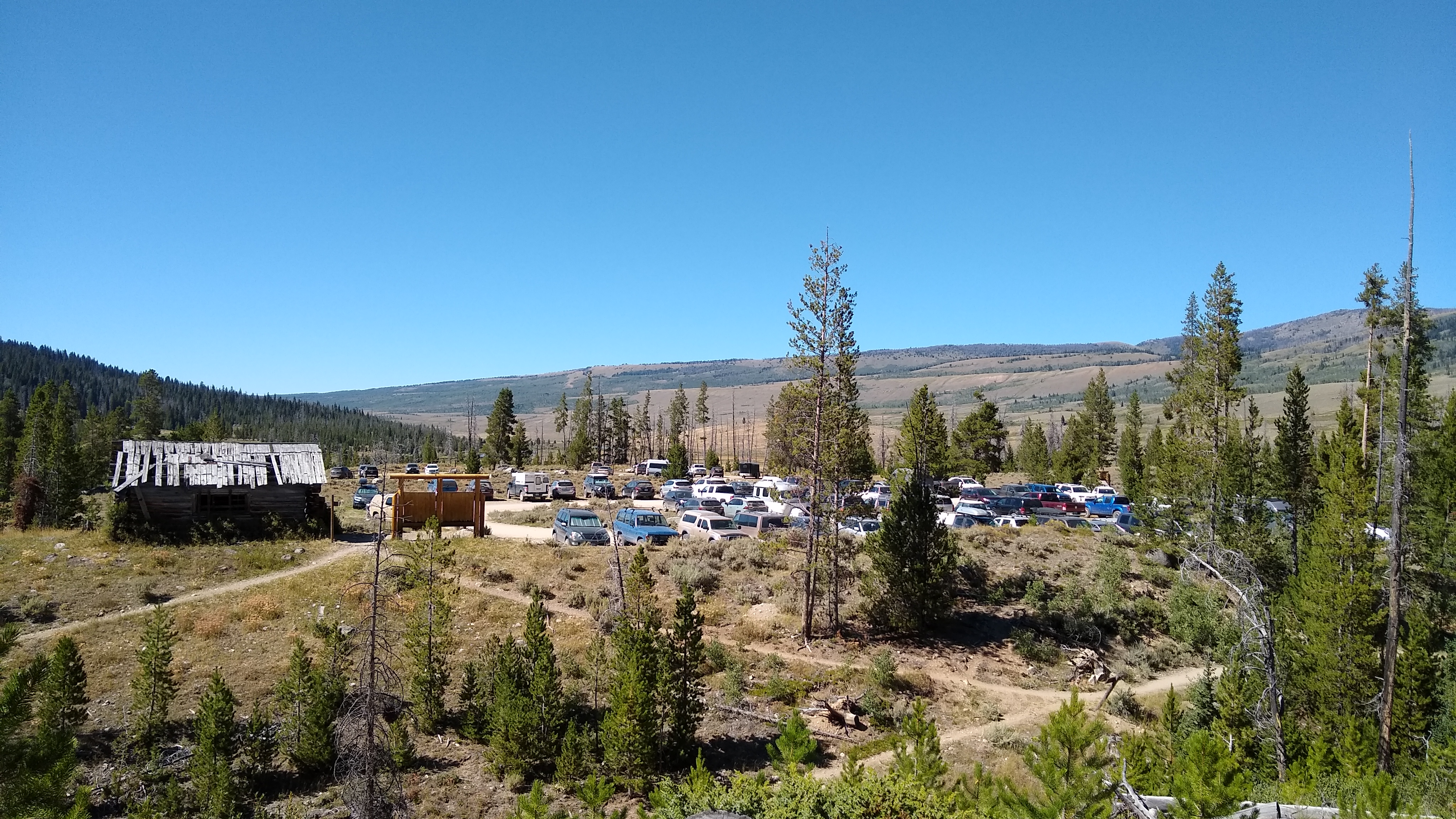 Busy Green River Lakes Parking Lot